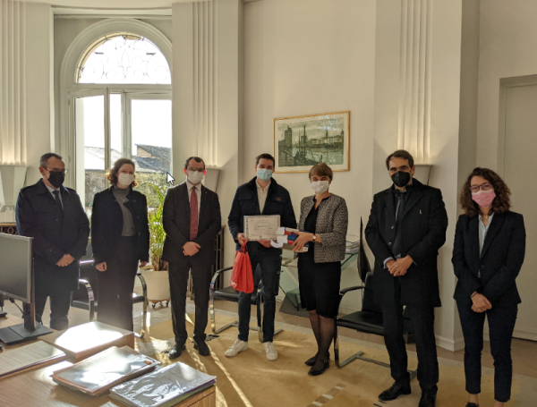 remise-du-prix-du-tribunal-photo-de-groupe.png